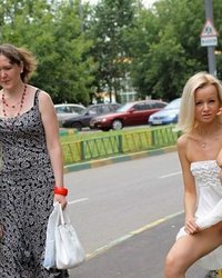 Худая эксгибиционистка гуляет по городу 10 фотография Худая эксгибиционистка гуляет по городу 10 фотография
