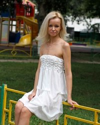 Худая эксгибиционистка гуляет по городу 1 фотография Худая эксгибиционистка гуляет по городу 1 фотография