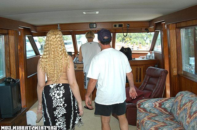 Развратница удовлетворяет парня анальной дыркой 4 фото