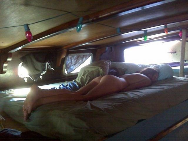 Спящие милашки открыли вид на писюхи 22 фото