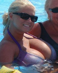 Грудастые леди выставили бюсты на показ 12 фотография Грудастые леди выставили бюсты на показ 12 фотография