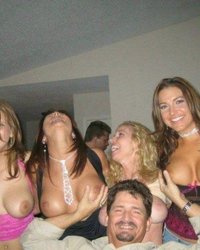 Развратницы в клубе устроили обнаженные танцы 3 фотография Развратницы в клубе устроили обнаженные танцы 3 фотография