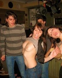 Развратницы в клубе устроили обнаженные танцы 4 фотография Развратницы в клубе устроили обнаженные танцы 4 фотография