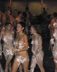 Пенная вечеринка закончилась обнаженкой 5 фотография Пенная вечеринка закончилась обнаженкой 5 фотография