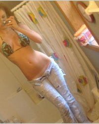 Секси дамочки голышом в ванной перед зеркалом 6 фотография