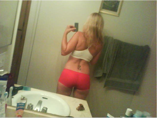 Секси дамочки голышом в ванной перед зеркалом 12 фото