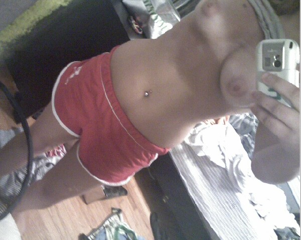 Милашки раздеваются перед зеркалом 15 фото