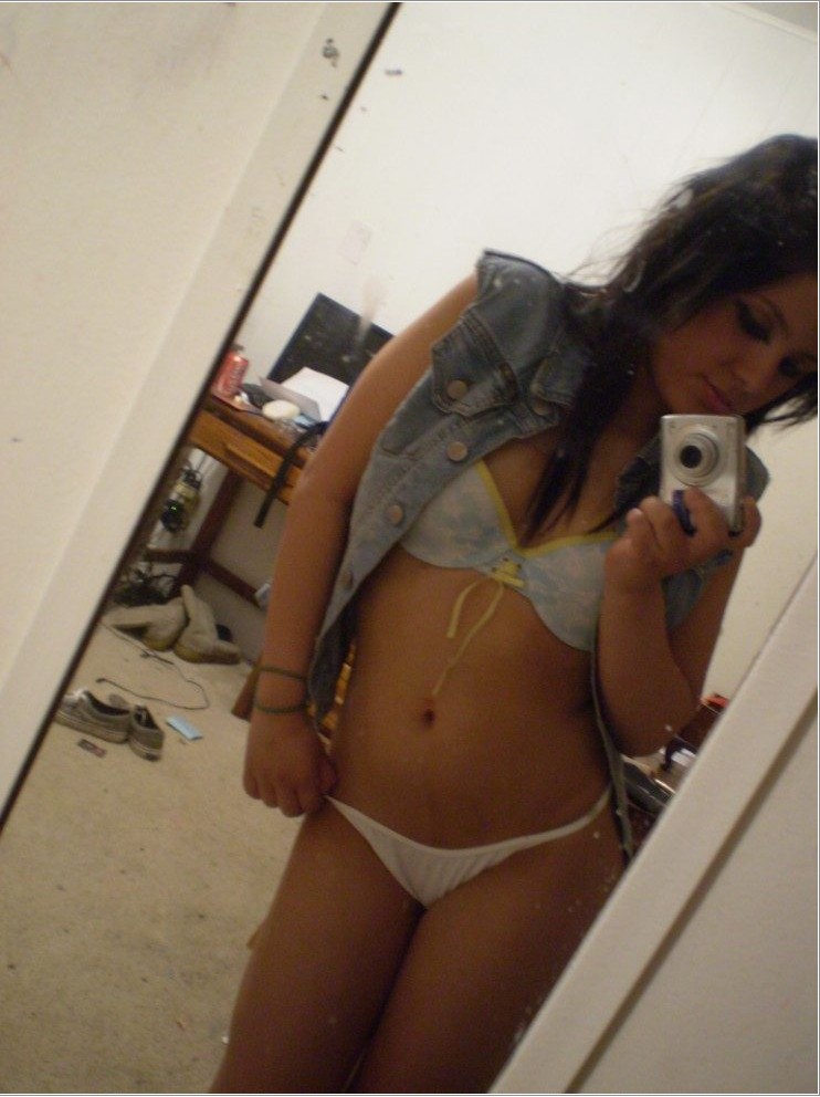 Пошлячки делают обнаженное селфи в ванной 10 фото