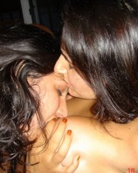 Пышногрудые брюнетки разделись для ловеласа 3 фотография Пышногрудые брюнетки разделись для ловеласа 3 фотография