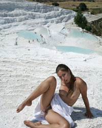 Сексапильная худышка в белом платье на свежем воздухе 8 фотография Сексапильная худышка в белом платье на свежем воздухе 8 фотография