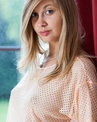 Молодуха возле окна снимает с себя колготы и все остальное 1 фотография Молодуха возле окна снимает с себя колготы и все остальное 1 фотография