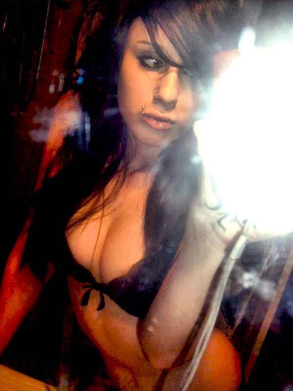 Молоденькая сексапильная эмо без одежды 7 фото