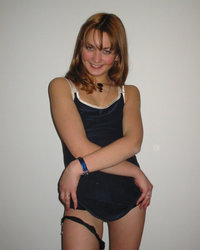 Олеся лежит на полу с раздвинутыми ножками 1 фотография Олеся лежит на полу с раздвинутыми ножками 1 фотография