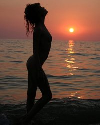 Крошка позирует на фоне заката солнца 4 фотография Крошка позирует на фоне заката солнца 4 фотография