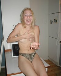 Распутная блонда уселась на полу 1 фотография Распутная блонда уселась на полу 1 фотография