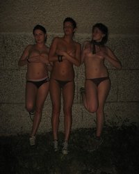 Уличная музыкантка разделась с подругами до трусов 20 фотография