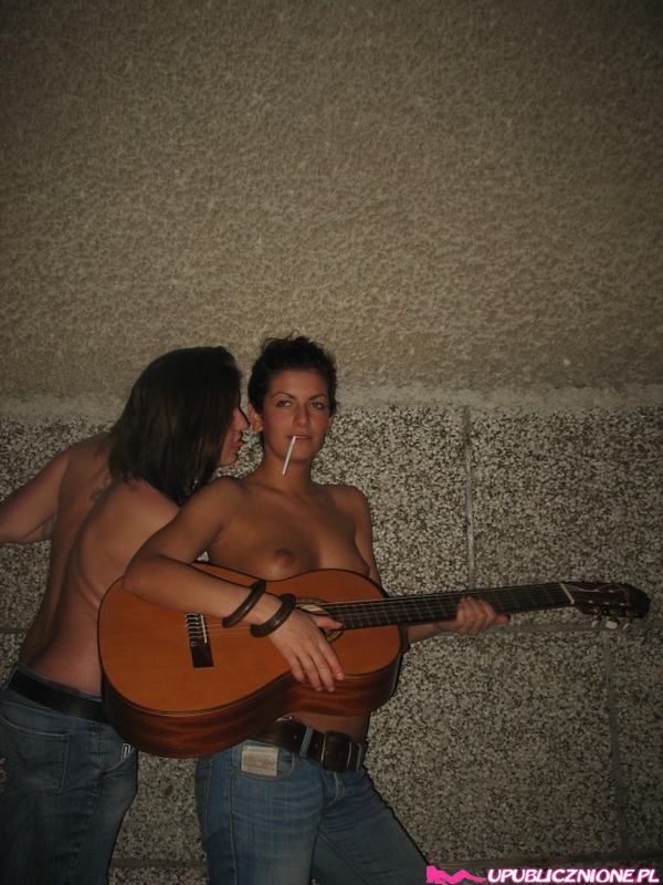 Уличная музыкантка разделась с подругами до трусов 14 фото