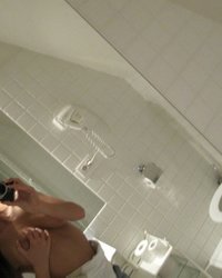 Глазастая крошка позирует у зеркала 5 фотография Глазастая крошка позирует у зеркала 5 фотография