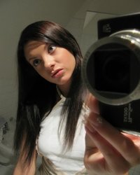 Глазастая крошка позирует у зеркала 2 фотография Глазастая крошка позирует у зеркала 2 фотография