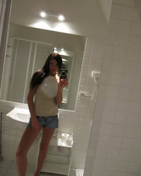 Глазастая крошка позирует у зеркала 3 фотография Глазастая крошка позирует у зеркала 3 фотография