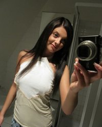 Глазастая крошка позирует у зеркала 1 фотография Глазастая крошка позирует у зеркала 1 фотография