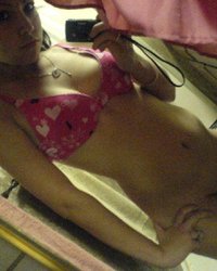 Жасмин делает селфи перед зеркалом 3 фотография Жасмин делает селфи перед зеркалом 3 фотография