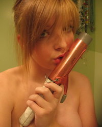 Девка исполняет соло с плойкой 13 фотография Девка исполняет соло с плойкой 13 фотография