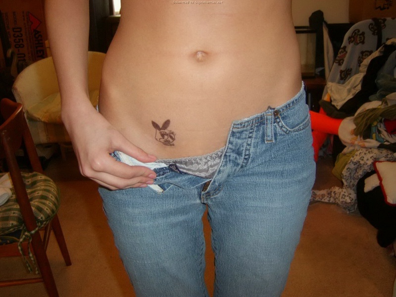 Гибкая красотка оголила писечку 1 фото