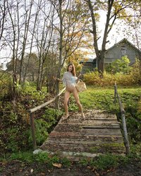 Деревенская нимфа ходит за яблочками голышом 4 фотография Деревенская нимфа ходит за яблочками голышом 4 фотография