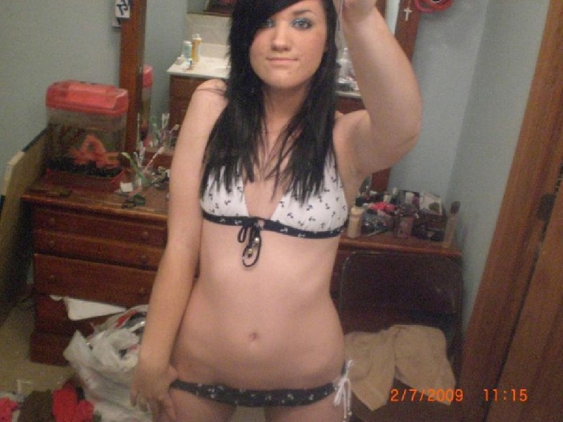 Брюнетка фотографируется в бикини у себя в комнате 2 фото