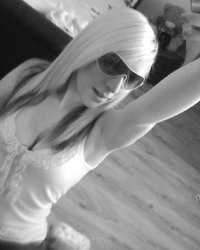 Симпатичная блонда делает селфи 1 фотография