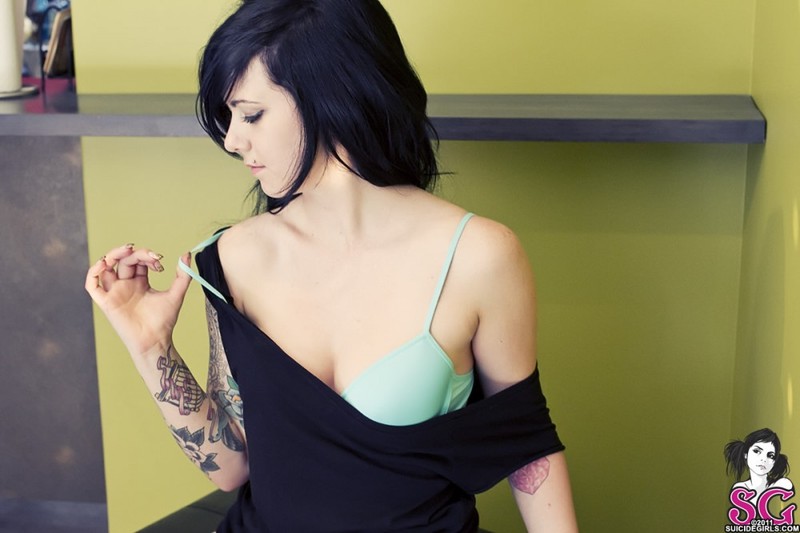 Молодая неформалка оголила тело 7 фото