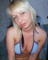 Домашняя блондиночка позирует перед хахалем 1 фотография Домашняя блондиночка позирует перед хахалем 1 фотография