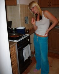 Домашняя блондиночка позирует перед хахалем 19 фотография Домашняя блондиночка позирует перед хахалем 19 фотография