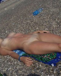 Телочка показала сокровенное на пляже 10 фотография Телочка показала сокровенное на пляже 10 фотография