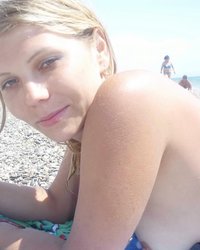 Телочка показала сокровенное на пляже 5 фотография Телочка показала сокровенное на пляже 5 фотография