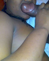 Чернявая сучка берет в рот член своего партнера 19 фотография