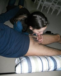 Веселая девка полирует кукан 3 фотография