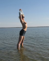 Развратница соблазнила друзей на отдыхе 2 фотография Развратница соблазнила друзей на отдыхе 2 фотография