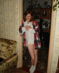 Рыжая бесстыдница раздевается в комнате 23 фотография Рыжая бесстыдница раздевается в комнате 23 фотография