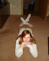 Рыжая бесстыдница раздевается в комнате 14 фотография Рыжая бесстыдница раздевается в комнате 14 фотография