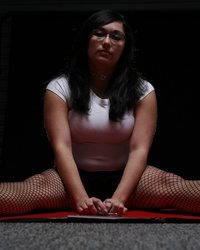 Жирная брюнетка откровенно позирует 10 фотография Жирная брюнетка откровенно позирует 10 фотография