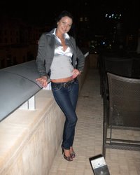 Сексуальная брюнетка развлекается на отдыхе 1 фотография Сексуальная брюнетка развлекается на отдыхе 1 фотография