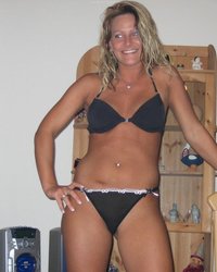 Мамка возбудилась от стриптиза перед новым любовником 2 фотография Мамка возбудилась от стриптиза перед новым любовником 2 фотография