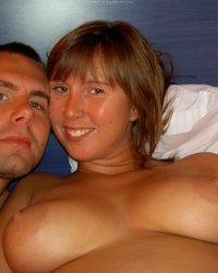 Грудастая дама раздевается на территории пансионата 12 фотография Грудастая дама раздевается на территории пансионата 12 фотография