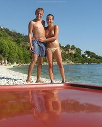 Молодожены загорают голышом на пляже 11 фотография