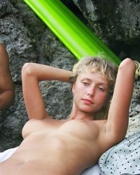 Голые сучки отдыхают в горах 2 фотография Голые сучки отдыхают в горах 2 фотография