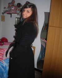 Брюнетка демонстрирует небритое лоно 1 фотография Брюнетка демонстрирует небритое лоно 1 фотография