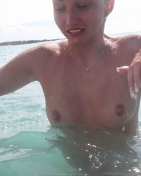 Кристина загорает в пансионате топлесс 8 фотография Кристина загорает в пансионате топлесс 8 фотография