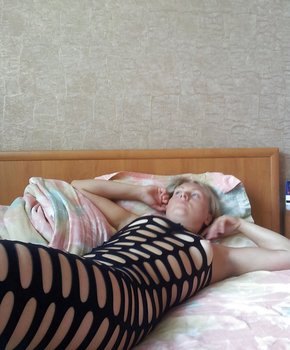 Эротичная сетка с вырезом на пилотке